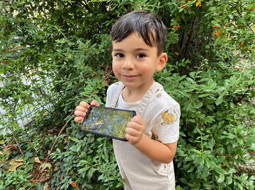 Kita-Kinder vor dem digitalen Fotorahmen
