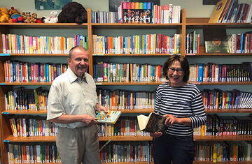Gerd Lewin und Gesina Kegel vor den Bücherregalen der Schulbibliothek