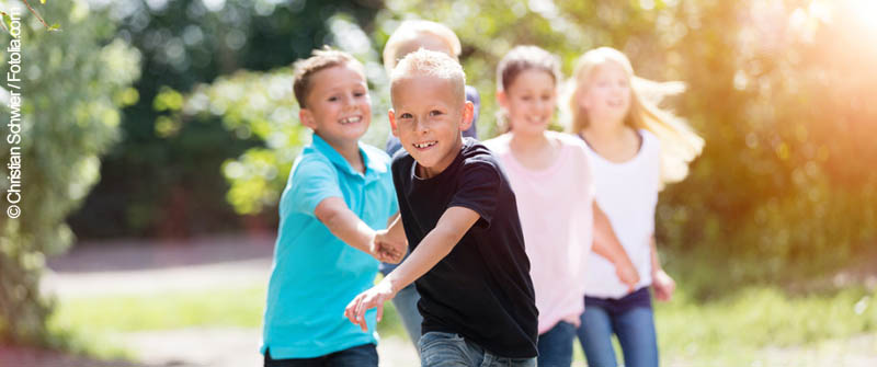 Schulbezogene Sozialarbeit an der Herman-Nohl-Grundschule, Berlin Britz im Bezirk Neukölln, Hand in Hand laufende fröhliche Kindergruppe